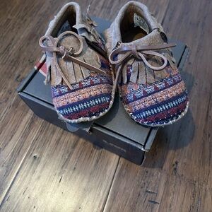 LAMO Baby Suede Fringe Moccasin Slippers in Chestnut Multi Size XL US 7